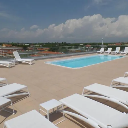 Modern Featuring A Rooftop Pool Apartment Bibione